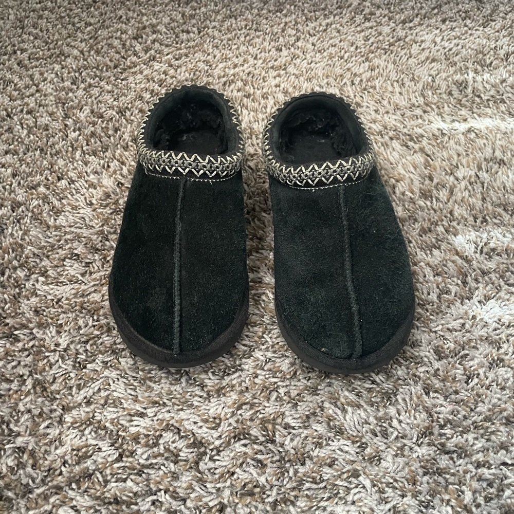 black Tasman ugg slippers